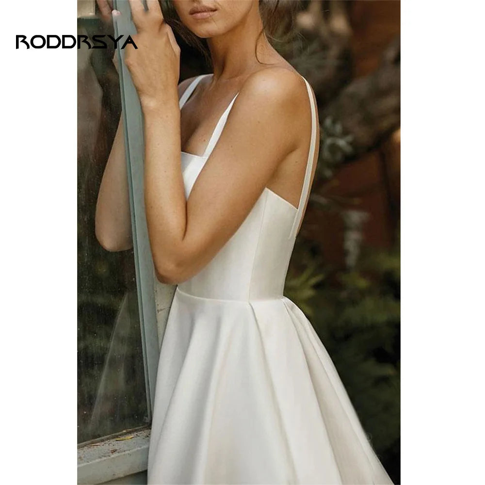 Vestido de Noiva em Cetim com Alças Finas, Bolsos e Costas Abertas