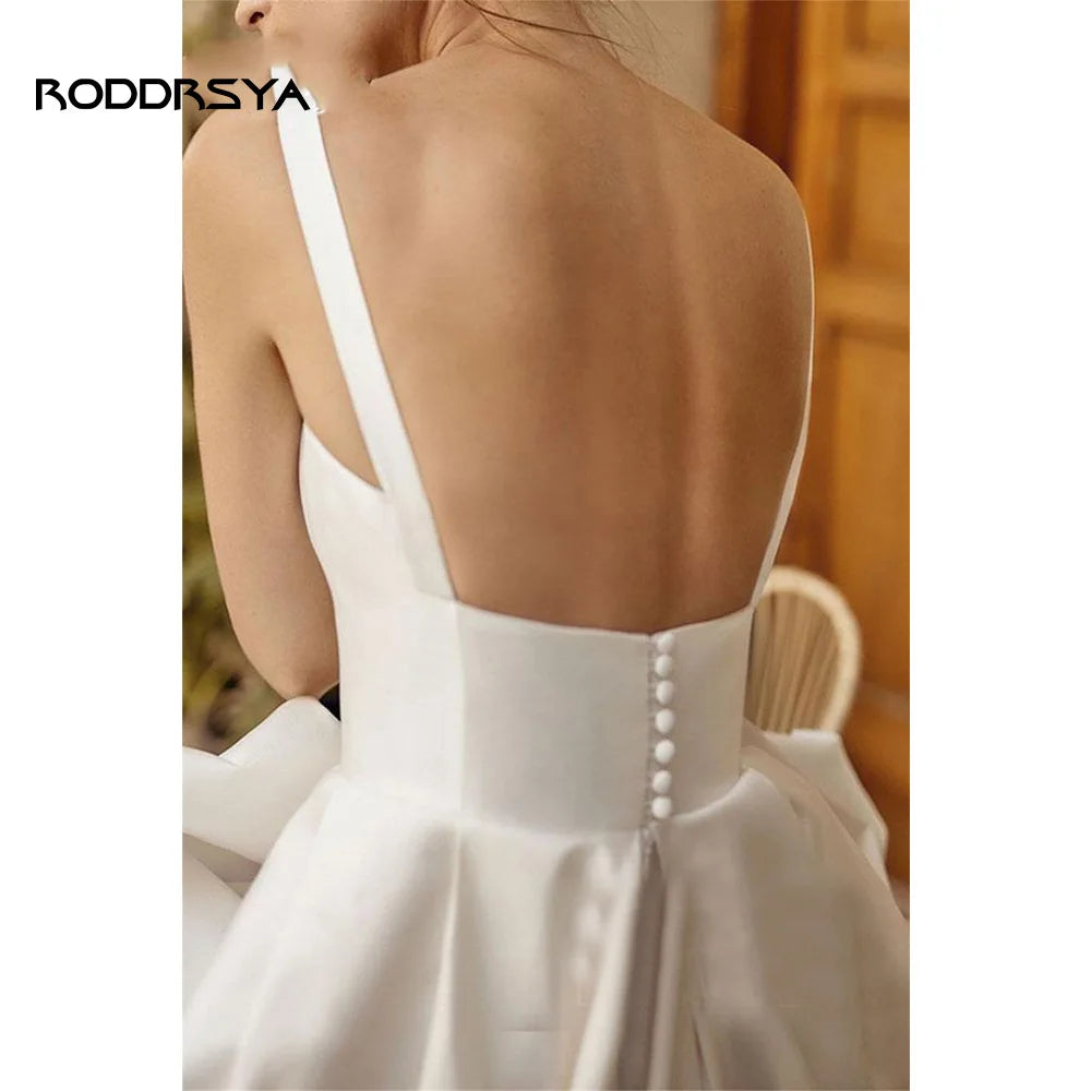 Vestido de Noiva em Cetim com Alças Finas, Bolsos e Costas Abertas