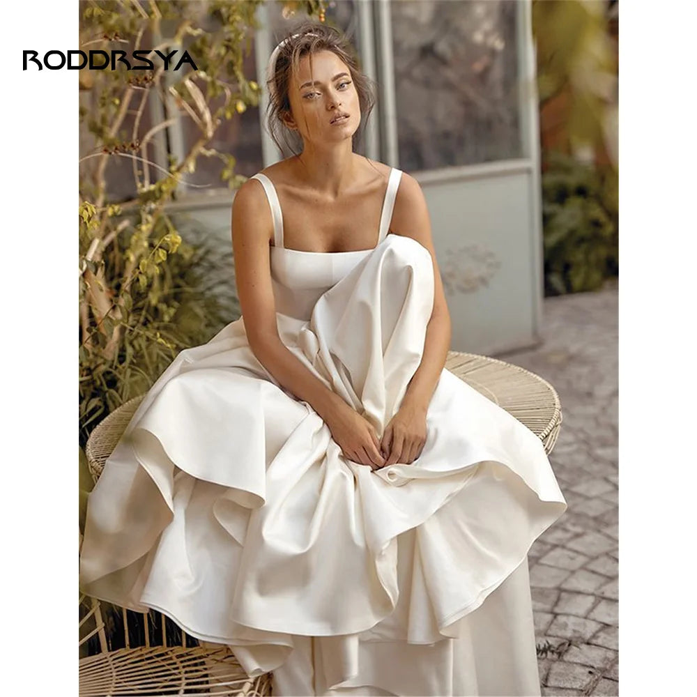 Vestido de Noiva em Cetim com Alças Finas, Bolsos e Costas Abertas