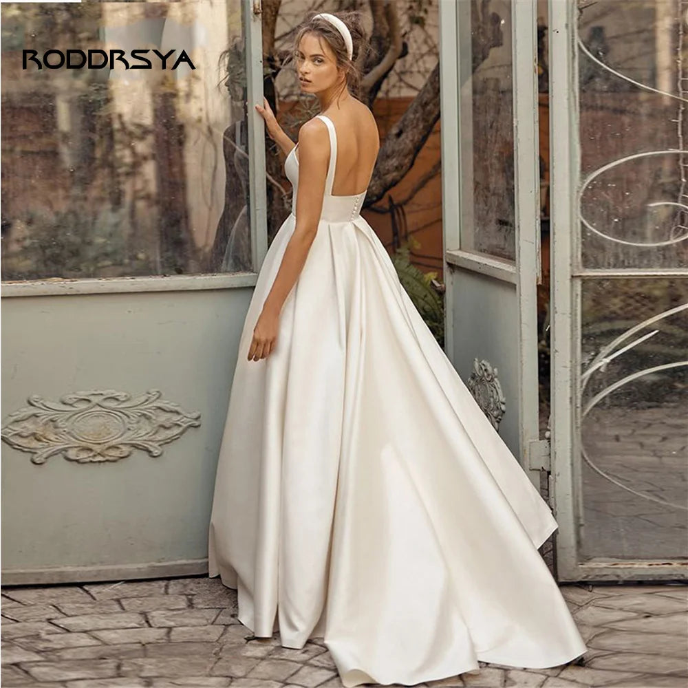 Vestido de Noiva em Cetim com Alças Finas, Bolsos e Costas Abertas