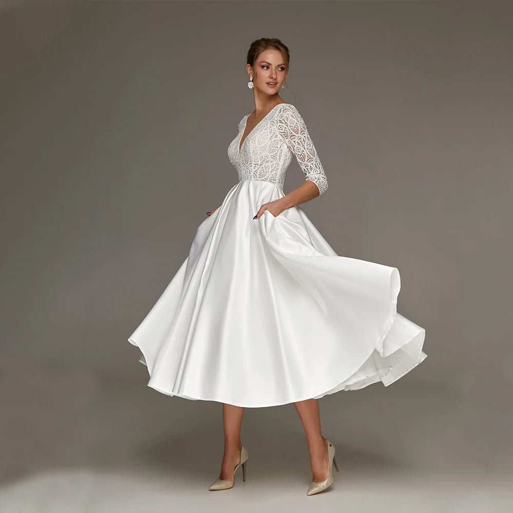 Vestido de Noiva Curto em Cetim com Renda e Mangas 3/4