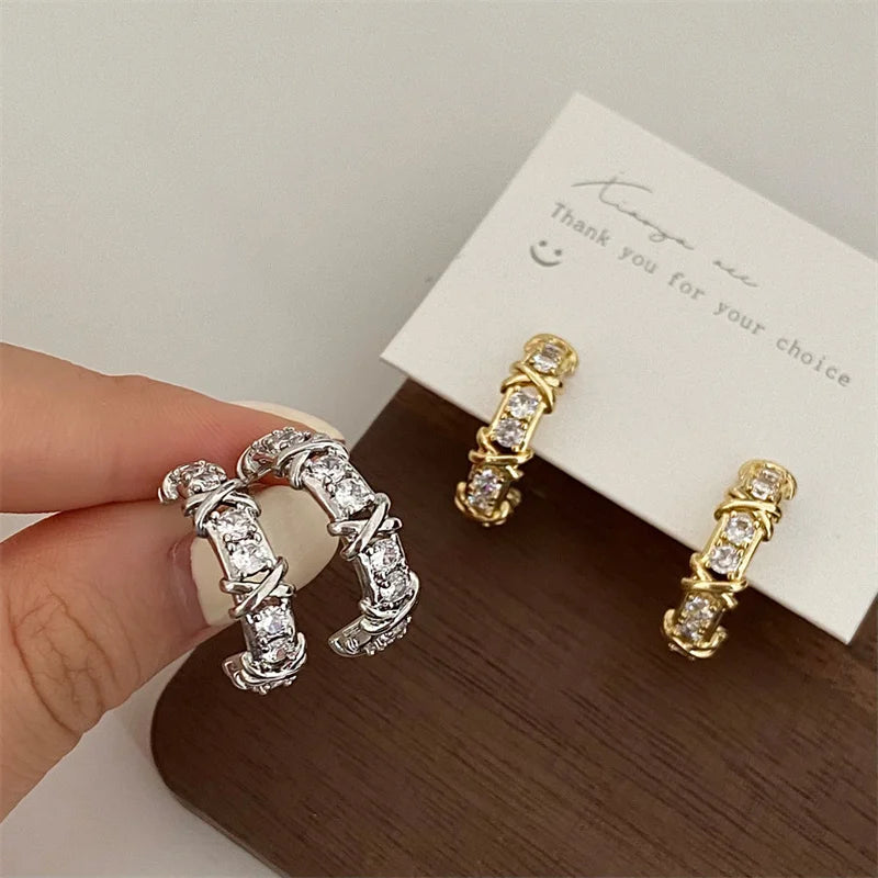 Brincos Elegantes com Zircónias e Design Cruzado
