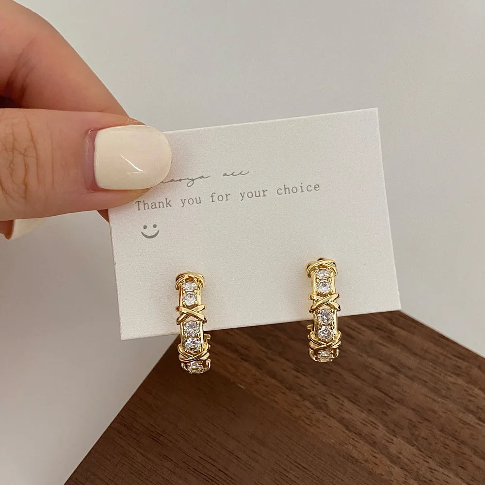 Brincos Elegantes com Zircónias e Design Cruzado