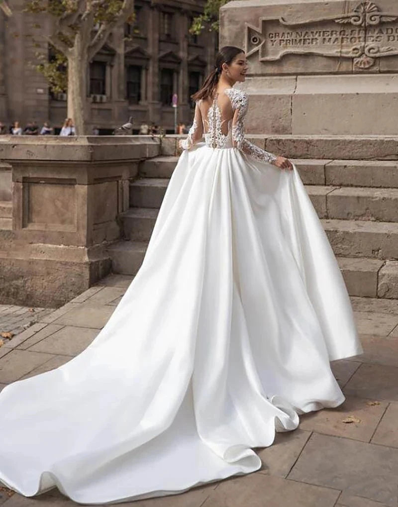 Vestido de Noiva em Cetim com Mangas Compridas e Costas Ilusão
