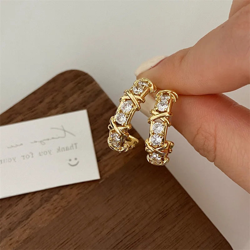 Brincos Elegantes com Zircónias e Design Cruzado