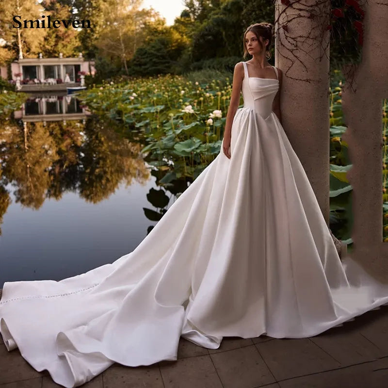 Vestido de Noiva Cetim com Alças Finas e Decote Barco