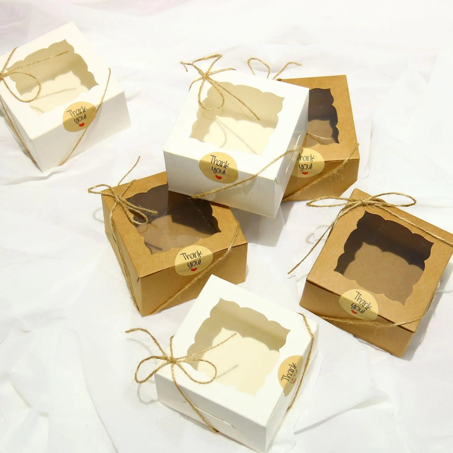 Caixa Kraft com Janela, Adesivo e Cordão para Doces e Lembranças