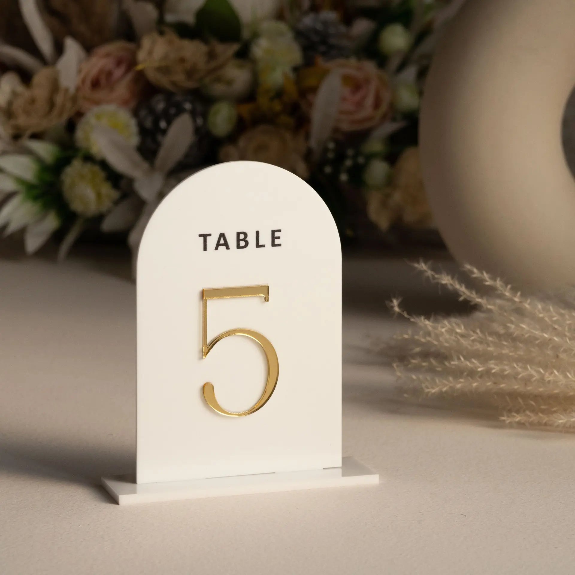 Número de Mesa em Acrílico Branco com Numeração 3D
