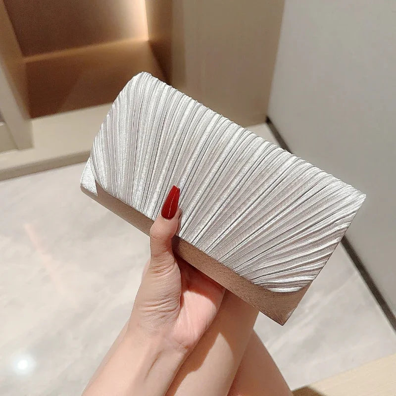 Clutch de Luxo em Cetim com Cristais