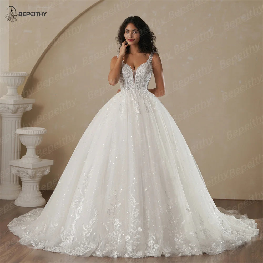 Vestido de Noiva em Renda Brilhante com Decote em V e Costas Baixas