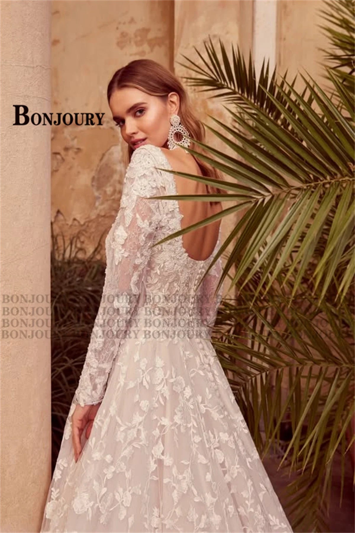 Vestido de Noiva Clássico A-Line com Decote Quadrado e Cauda Real