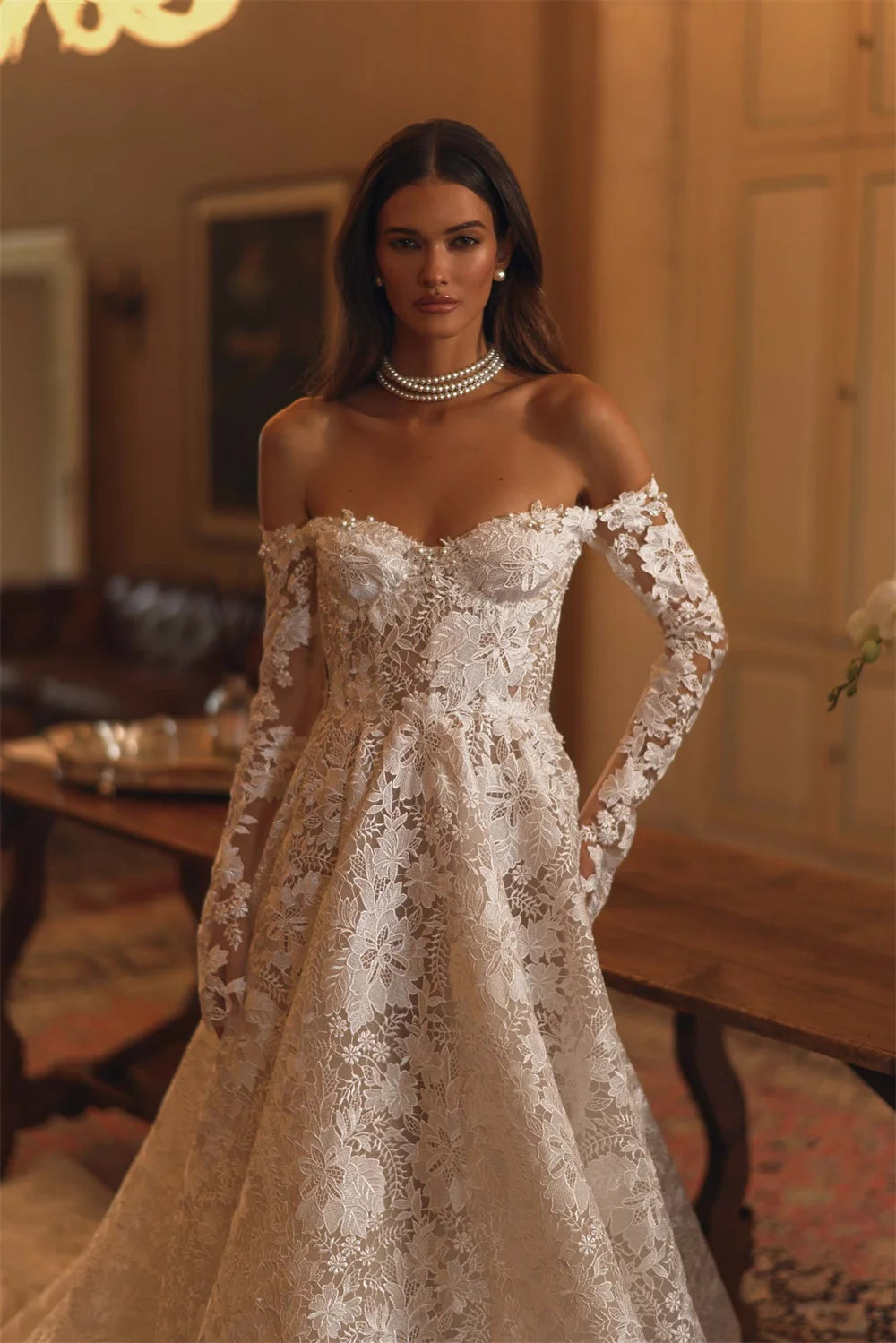 Vestido de Noiva Princesa em Tule com Ombros Descobertos e Aplicações Luxuosas