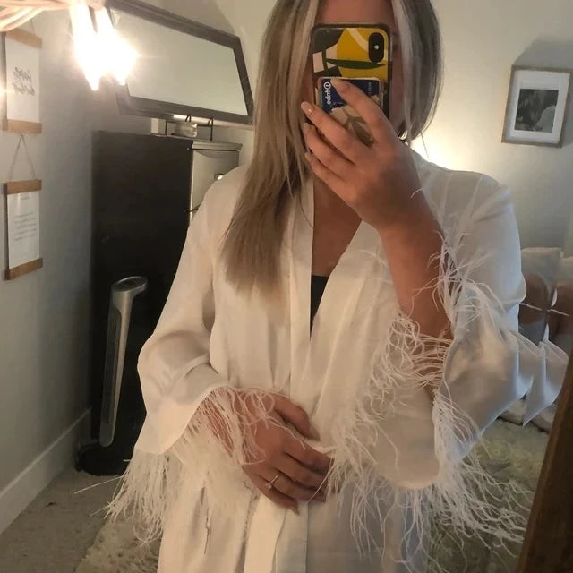 Robe de Noiva com Mangas de Penas — Elegância e Romantismo no Dia Mais Especial