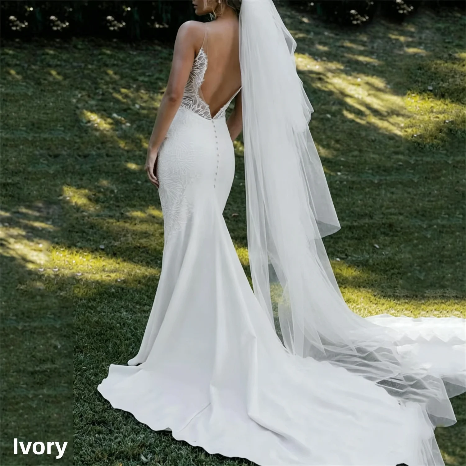 Vestido de Noiva Sereia em Renda com Costas Abertas e Alças Finas