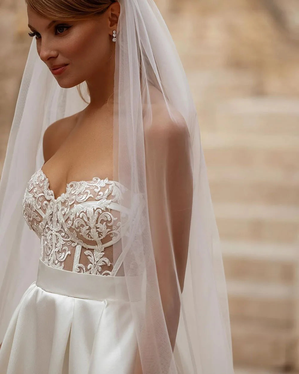 Vestido de Noiva Boho A-Line com Corpete em Renda e Mangas Removíveis