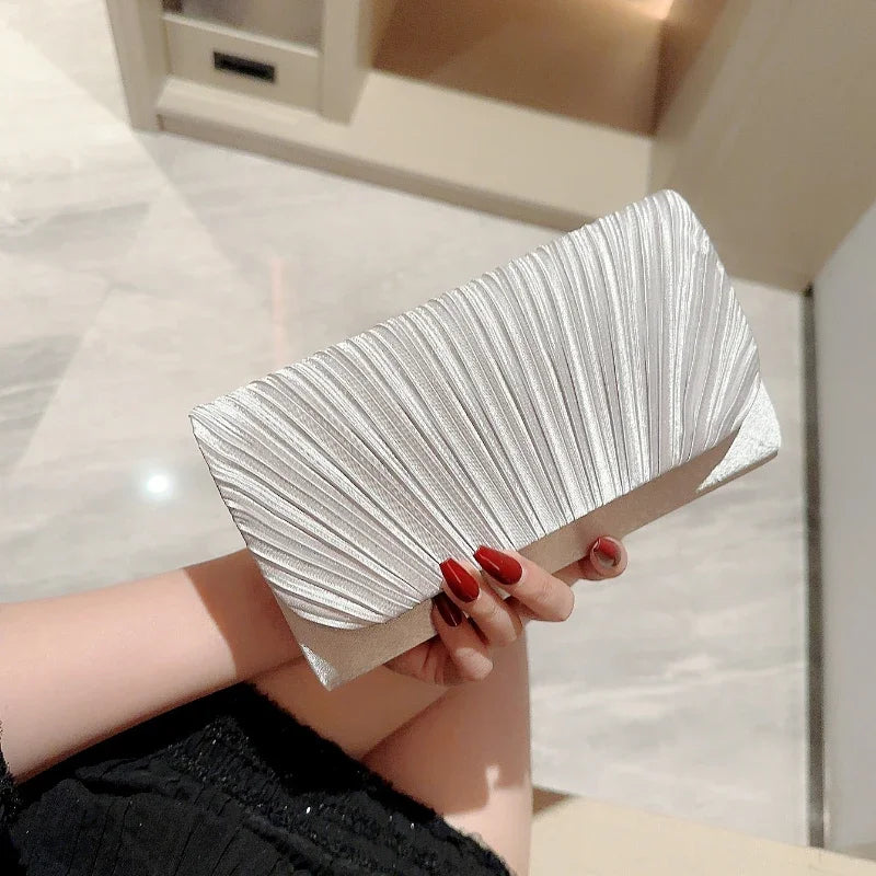 Clutch de Luxo em Cetim com Cristais