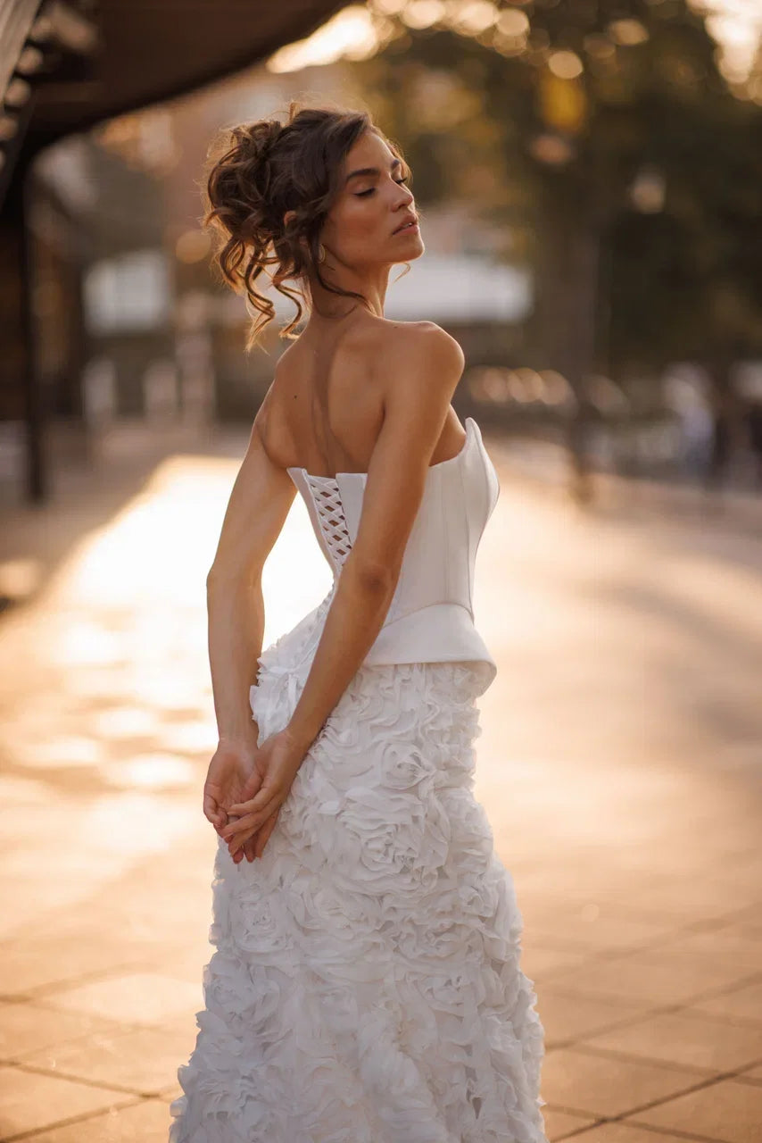Vestido de Noiva Curto em Cetim com Corpete Corset