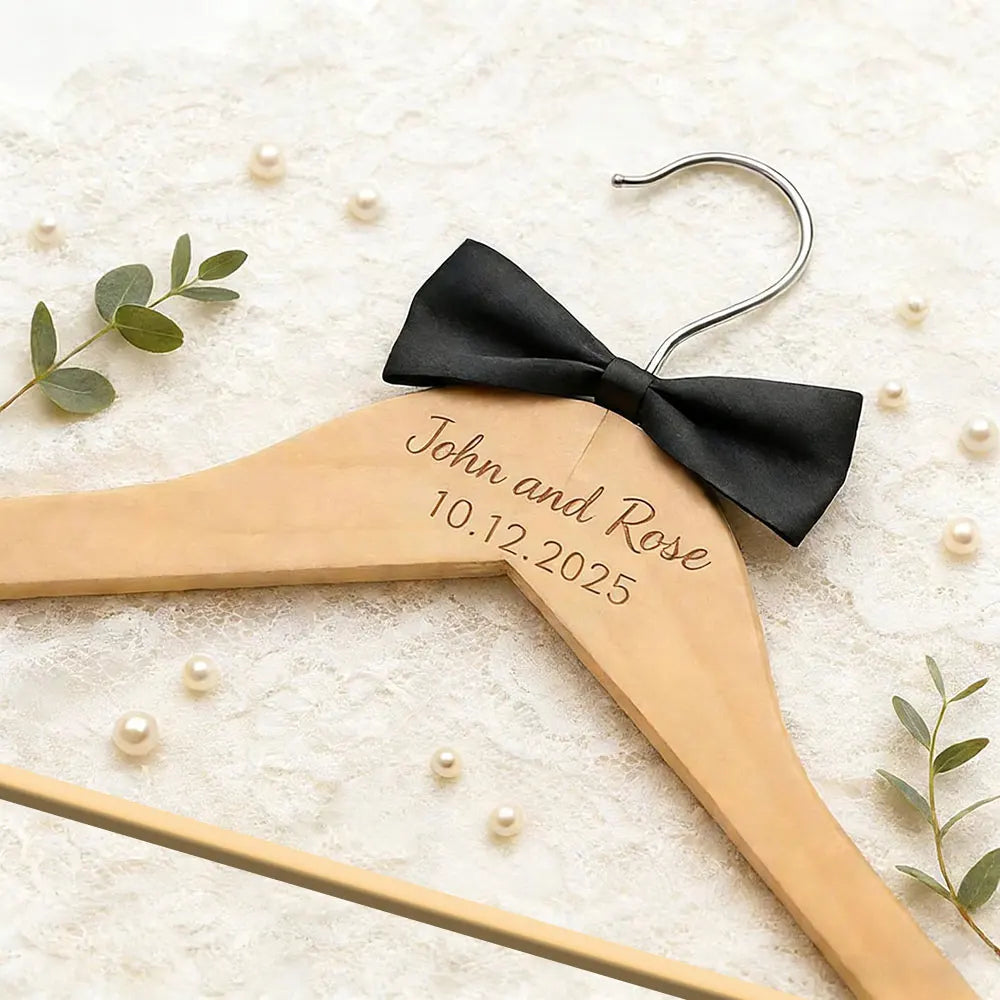 Cabide de Madeira Personalizado para Noivos – Gravado com Nome e Data do Casamento