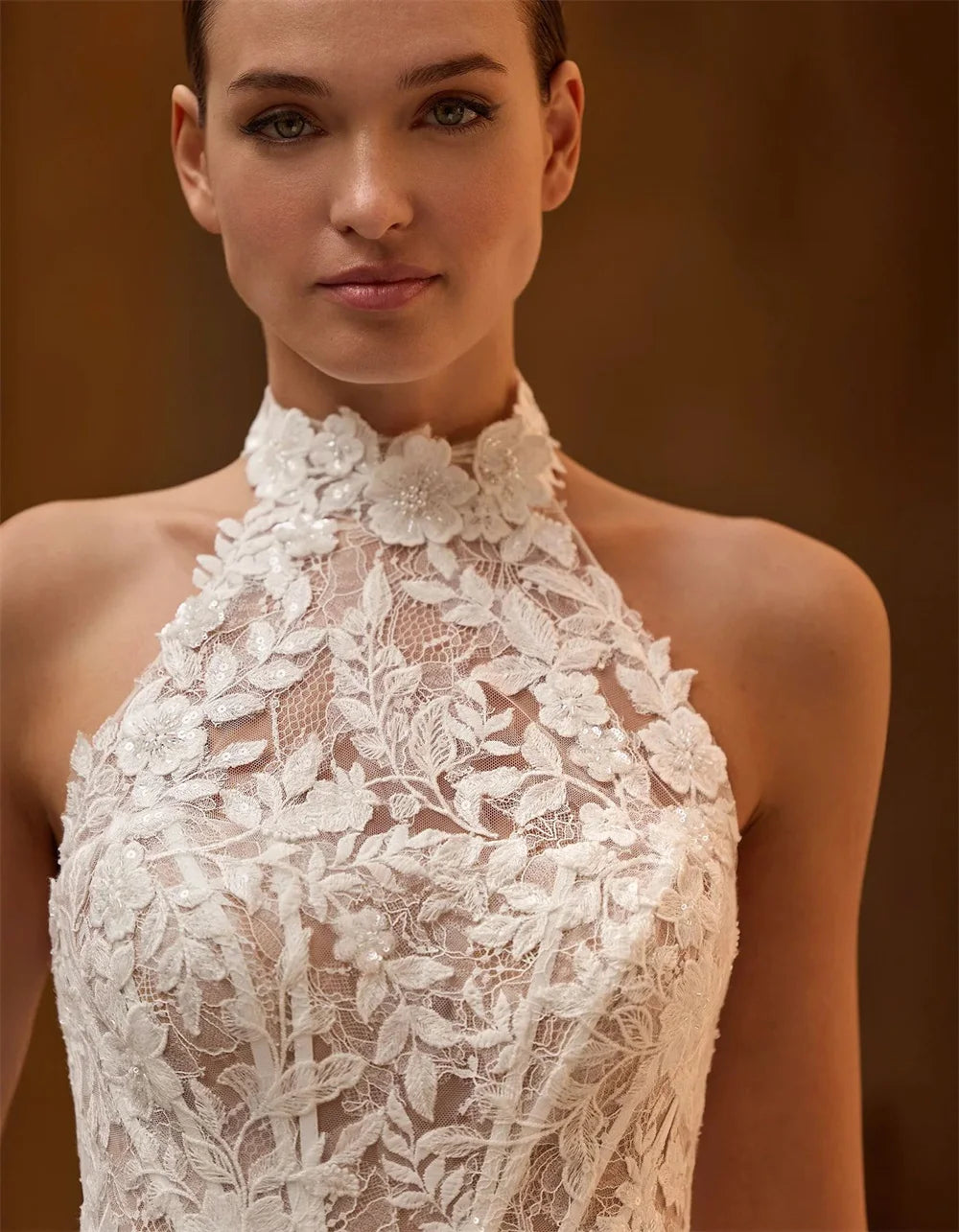 Vestido de Noiva Kyoto em Seda com Costas Abertas e Aplicações Florais