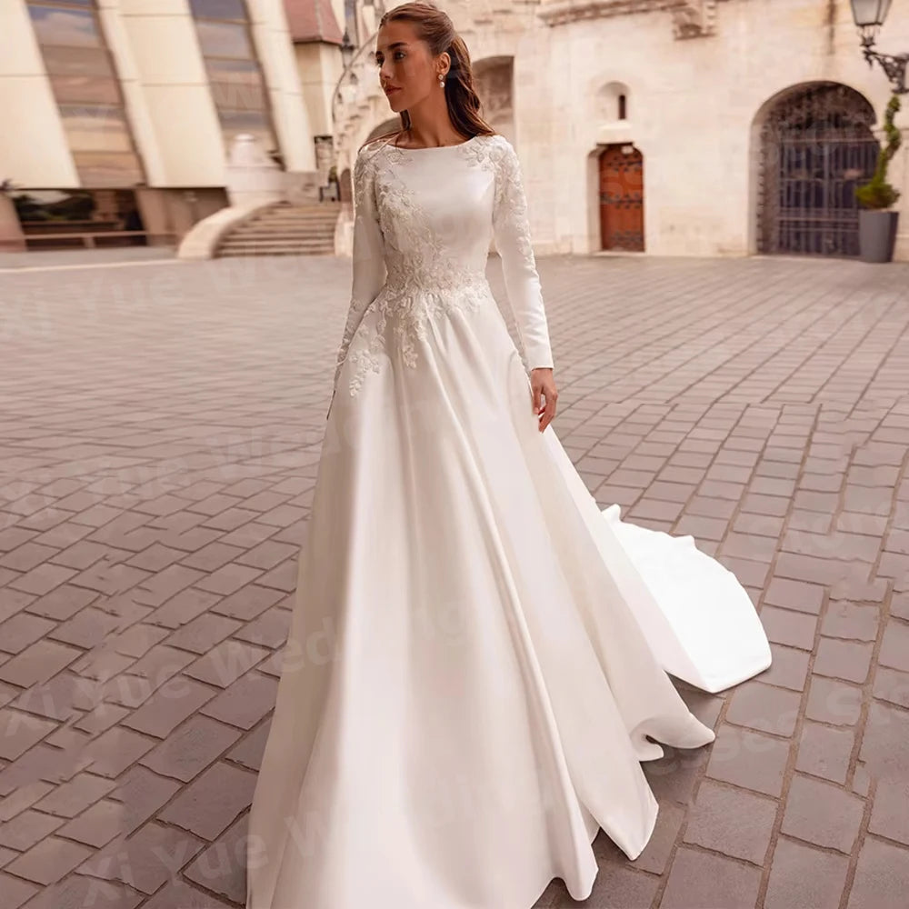Vestido de Noiva em Cetim com Mangas Compridas e Aplicações Delicadas