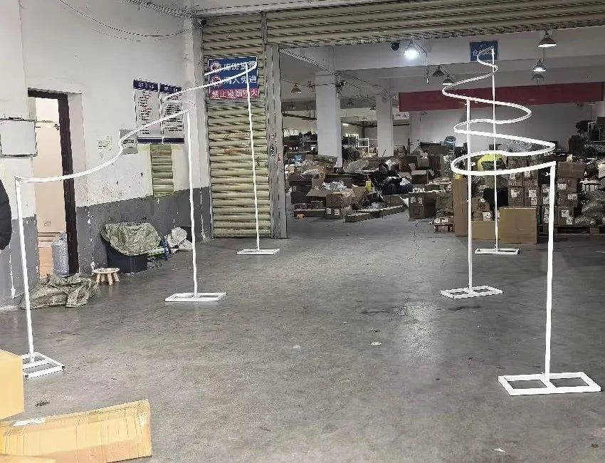Cortina Ondulada em Metal – Fundo Decorativo em Formato S para Casamentos e Eventos