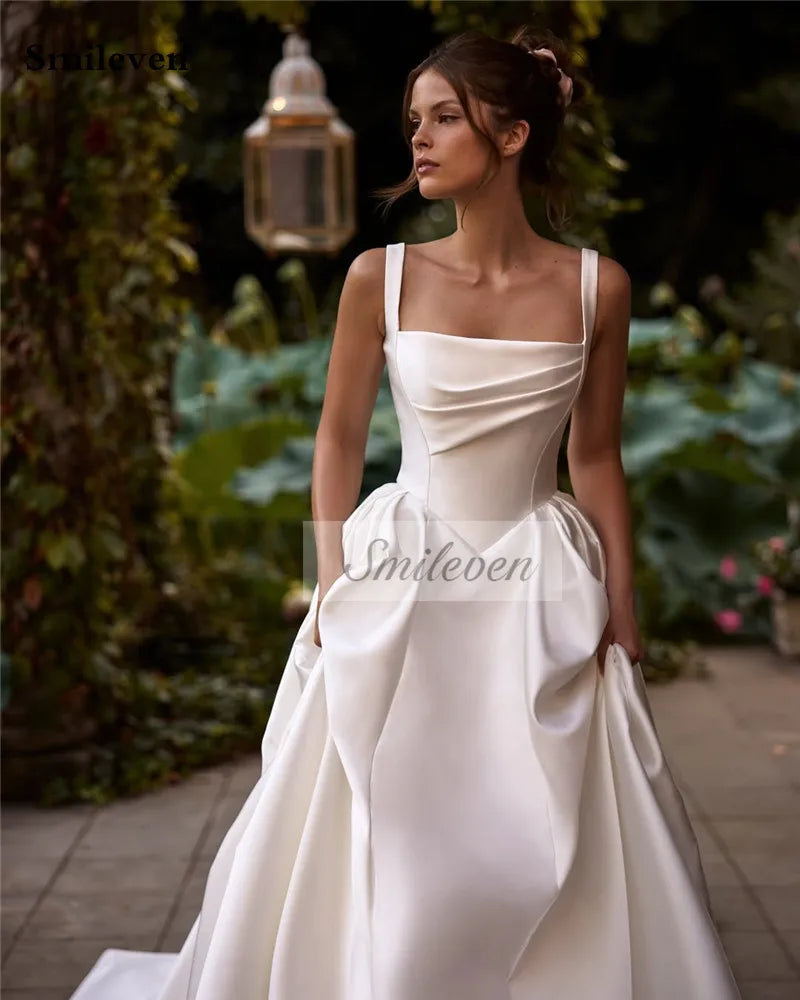 Vestido de Noiva Cetim com Alças Finas e Decote Barco