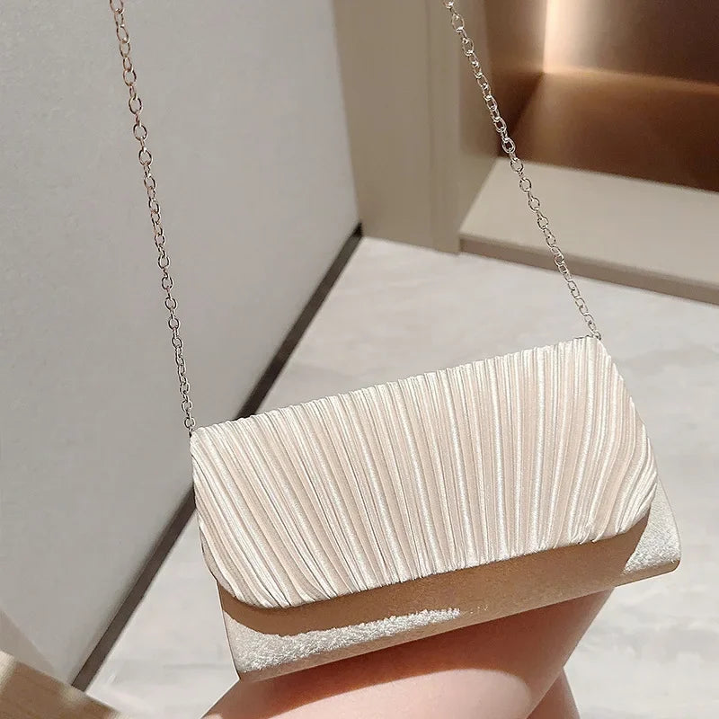 Clutch de Luxo em Cetim com Cristais