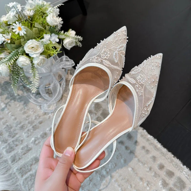 Sapatos Slingback em Malha Bordada