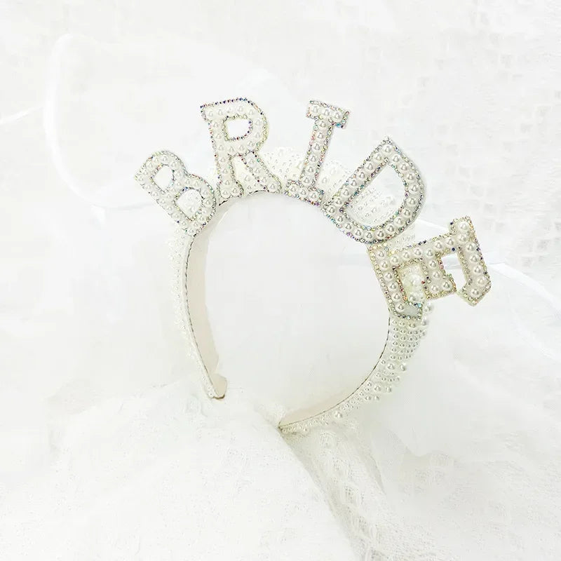 Bandolete "Bride to Be" com Pérolas – Coroa Elegante para Despedida de Solteira