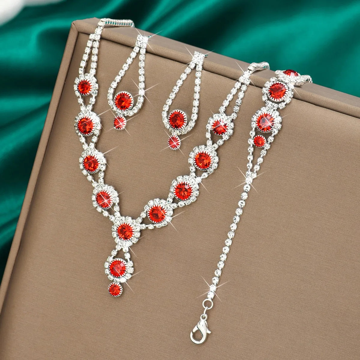 Conjunto de Joias com Strass – Colar, Brincos e Pulseira
