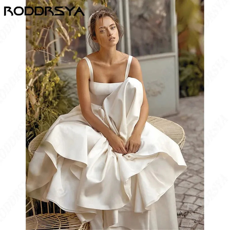 Vestido de Noiva em Cetim com Alças Finas, Bolsos e Costas Abertas