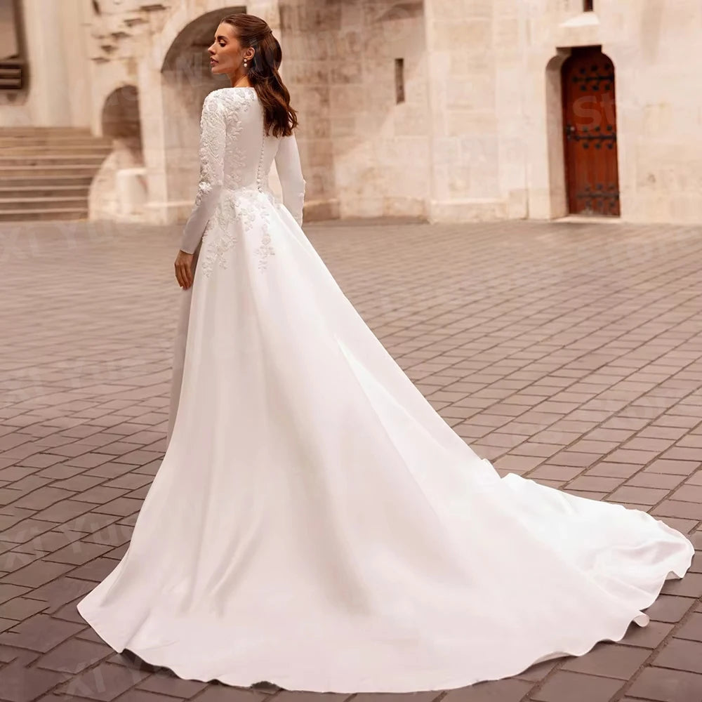 Vestido de Noiva em Cetim com Mangas Compridas e Aplicações Delicadas