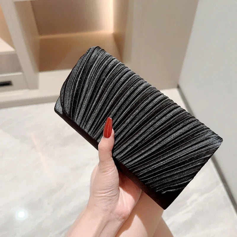 Clutch de Luxo em Cetim com Cristais
