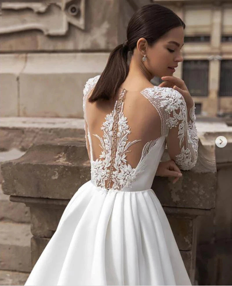 Vestido de Noiva em Cetim com Mangas Compridas e Costas Ilusão