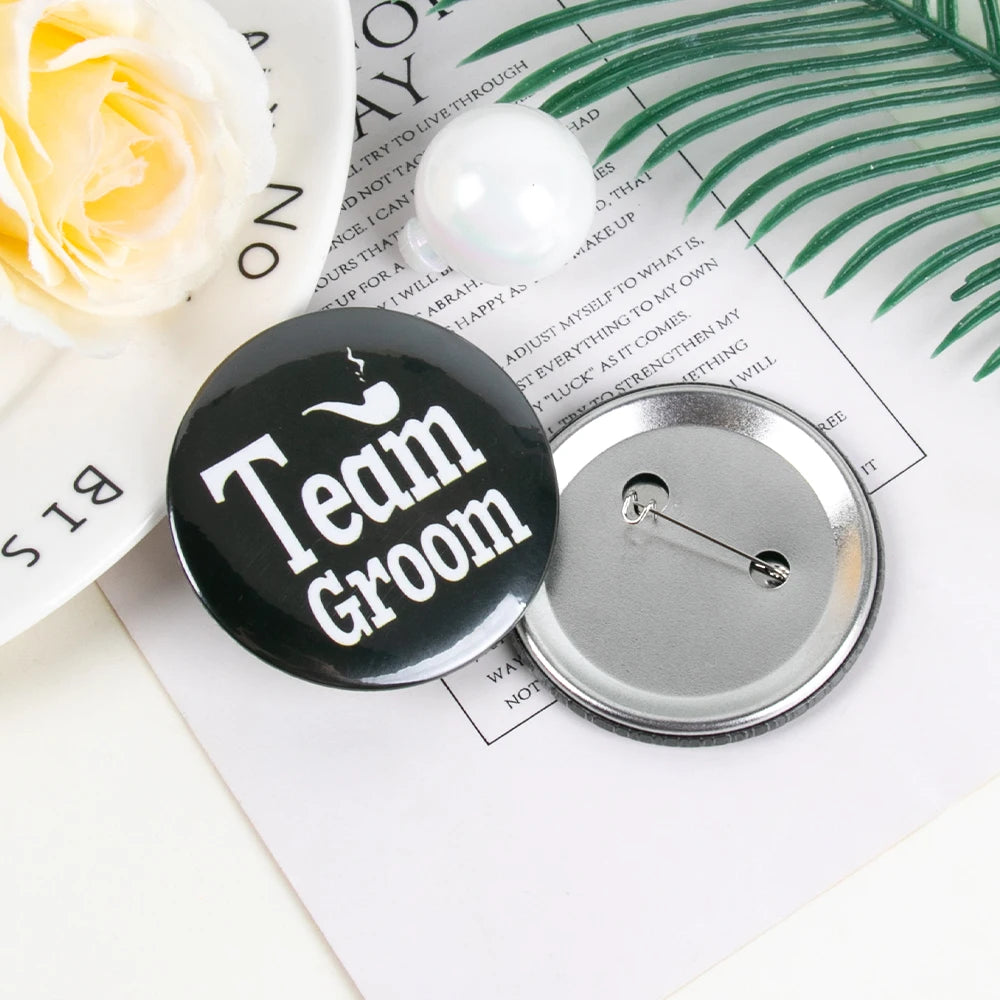 Pins "Groom to Be" e "Team Groom" – Distintivos para Despedida de Solteiro