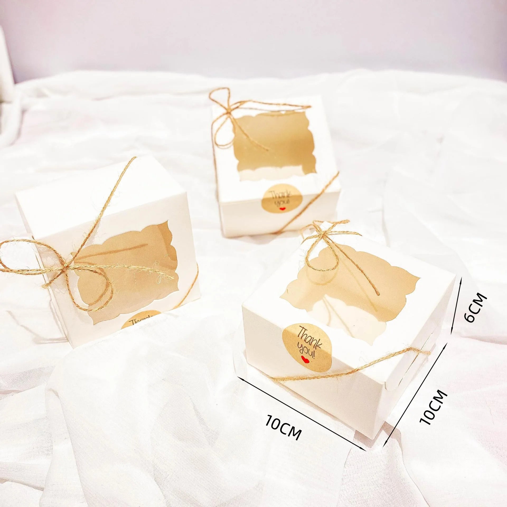 Caixa Kraft com Janela, Adesivo e Cordão para Doces e Lembranças