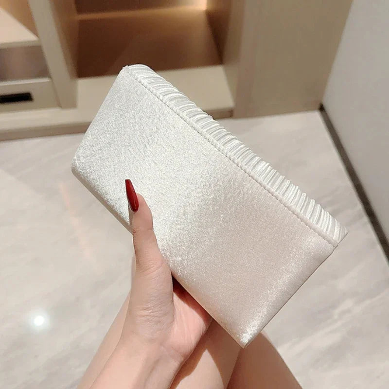 Clutch de Luxo em Cetim com Cristais