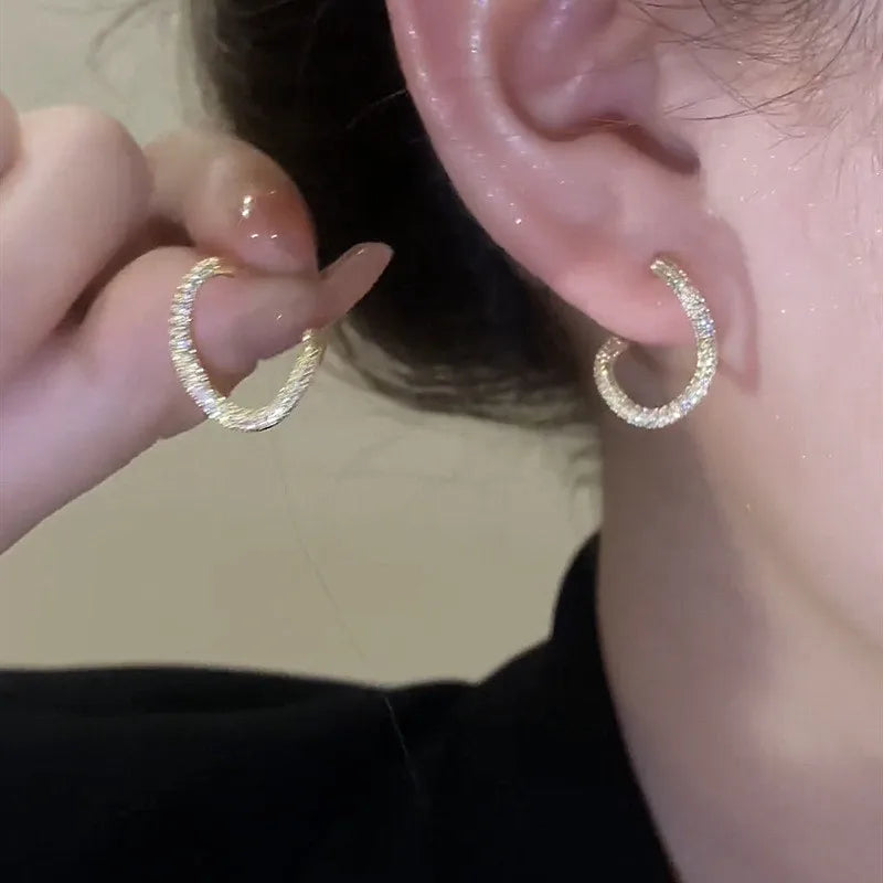 Brincos Elegantes com Zircónias e Design Cruzado