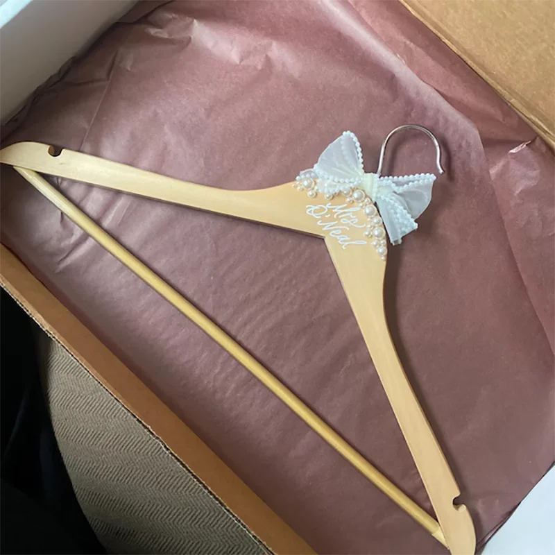 Cabide de Noiva Personalizado com Pérolas – Exclusividade para um Dia Inesquecível