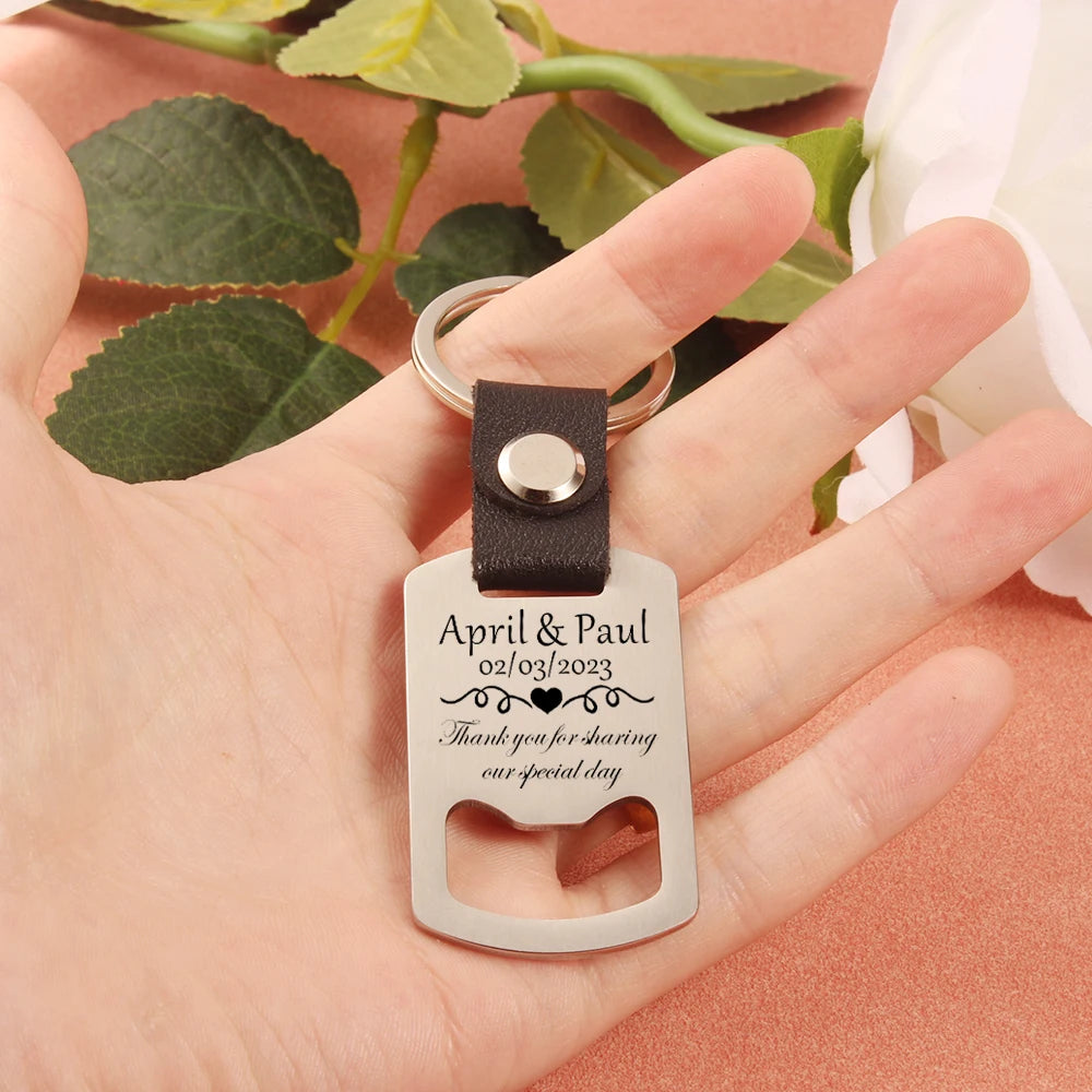Chaveiro Abridor Personalizado em Couro e Aço – Lembrança Elegante para Casamento