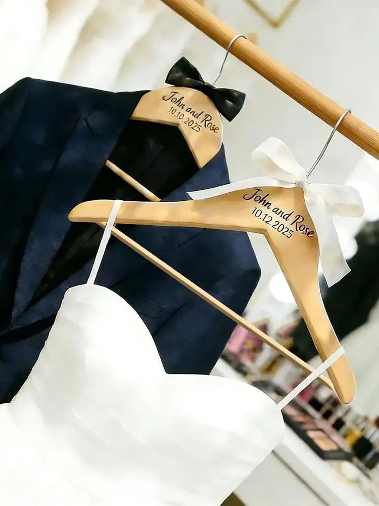 Cabide de Madeira Personalizado para Noivos – Gravado com Nome e Data do Casamento
