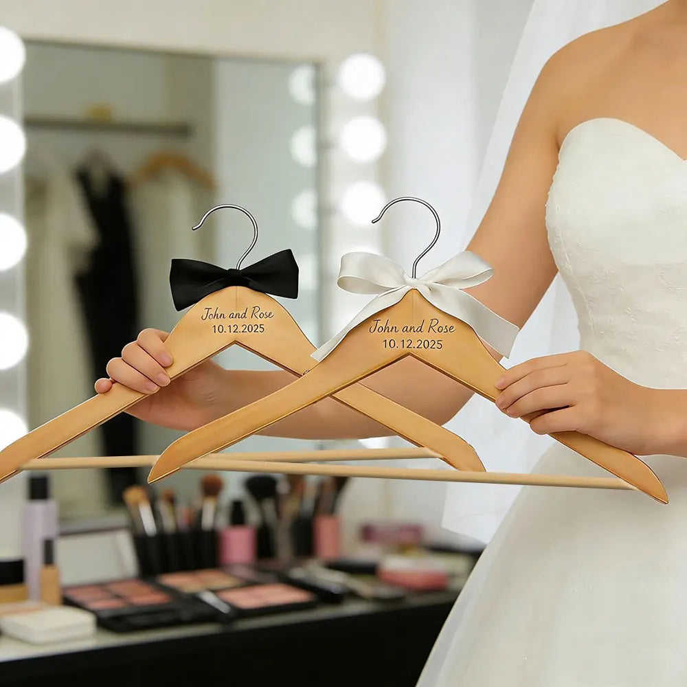 Cabide de Madeira Personalizado para Noivos – Gravado com Nome e Data do Casamento