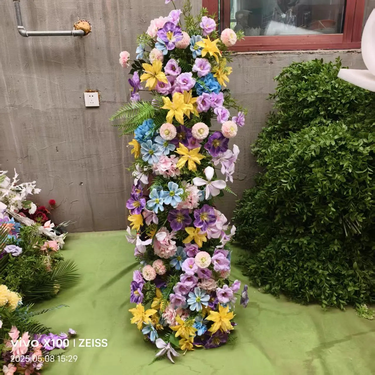 Arranjo Floral Artificial Luxo 2 m – Rosas em Seda para Mesas, Arcos e Casamentos