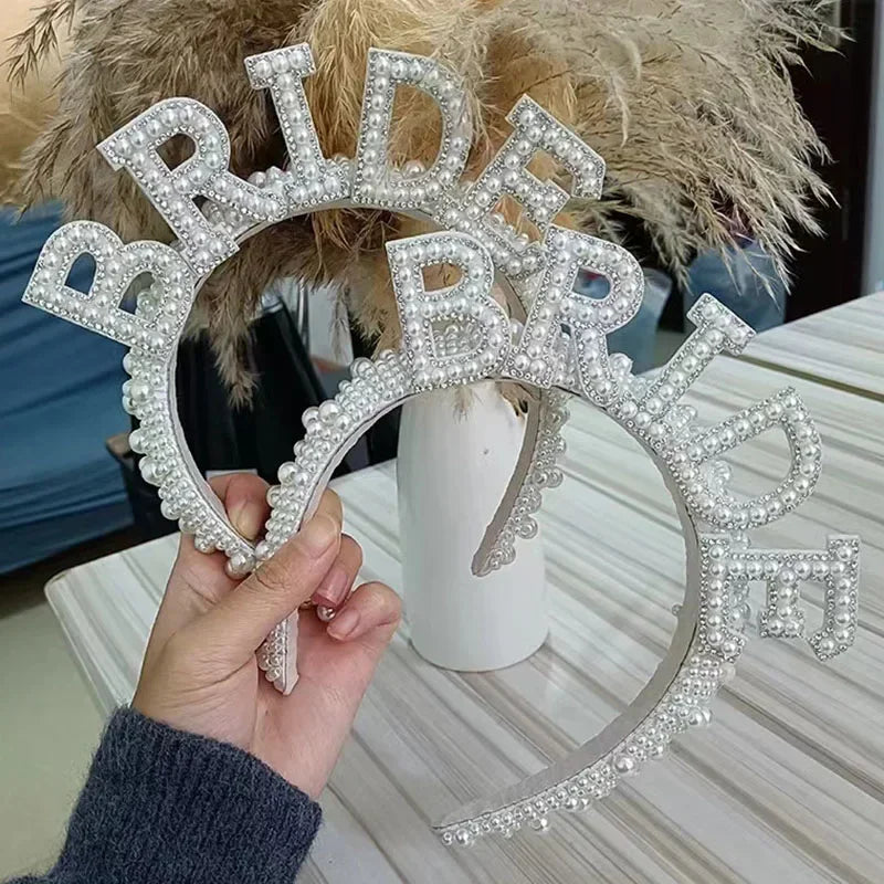 Bandolete "Bride to Be" com Pérolas – Coroa Elegante para Despedida de Solteira