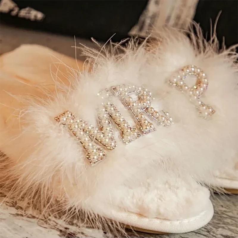 Chinelos de Noiva Personalizados com Pérolas e Plumas