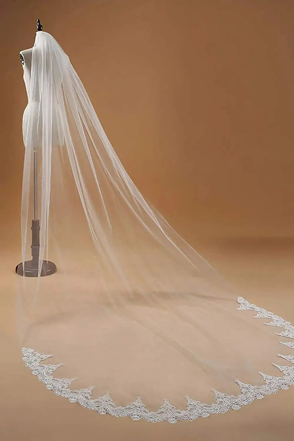 Véu de Noiva Catedral com Renda Floral – Elegância Intemporal para o Seu Grande Dia