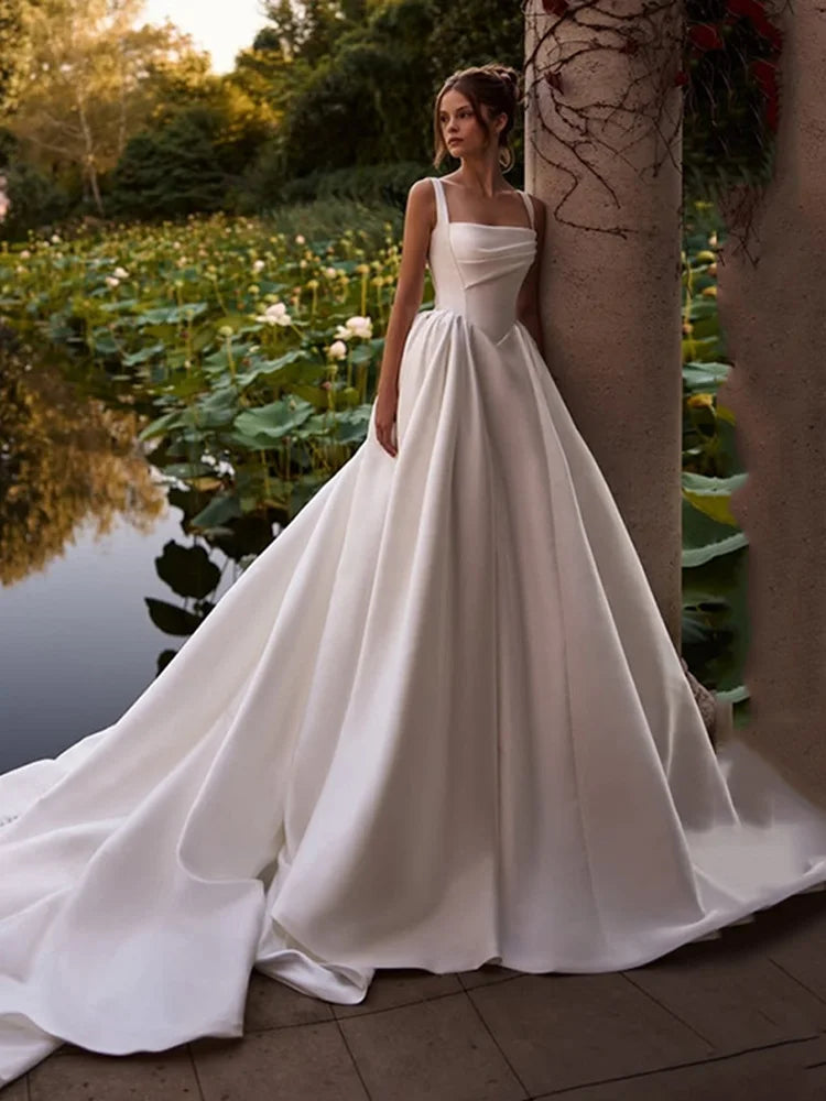 Vestido de Noiva Cetim com Alças Finas e Decote Barco