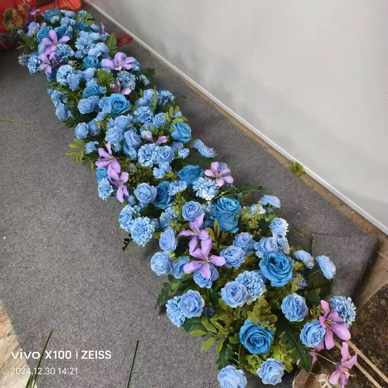 Arranjo Floral Artificial Luxo 2 m – Rosas em Seda para Mesas, Arcos e Casamentos