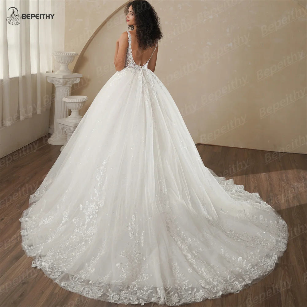 Vestido de Noiva em Renda Brilhante com Decote em V e Costas Baixas