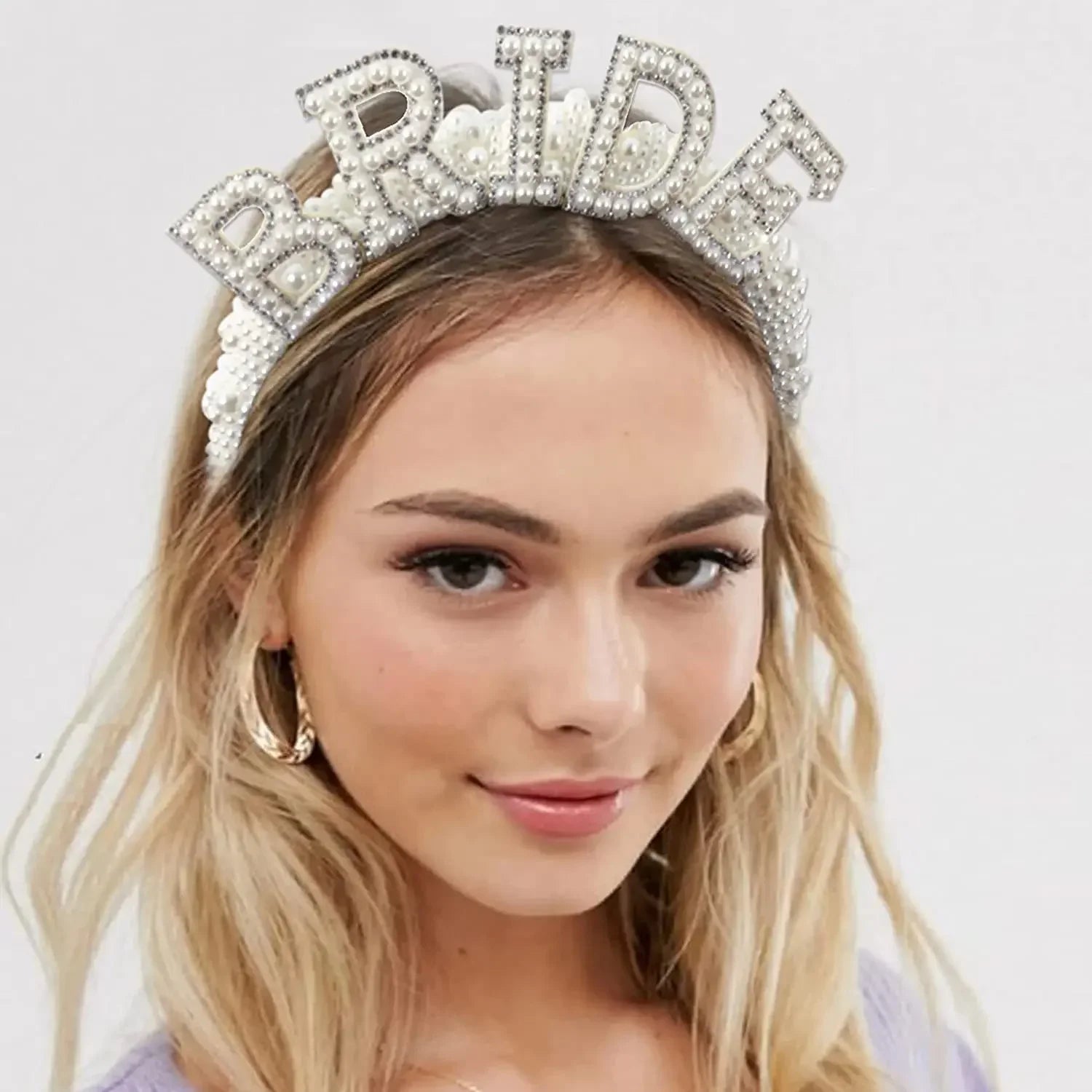 Bandolete "Bride to Be" com Pérolas – Coroa Elegante para Despedida de Solteira